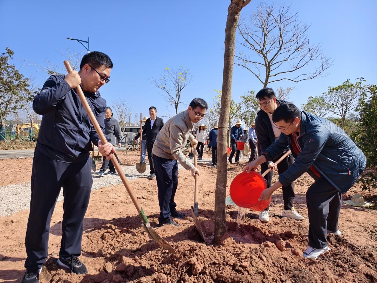 广州海洋局参加2026年中央驻穗单位党建共建义务植树活动