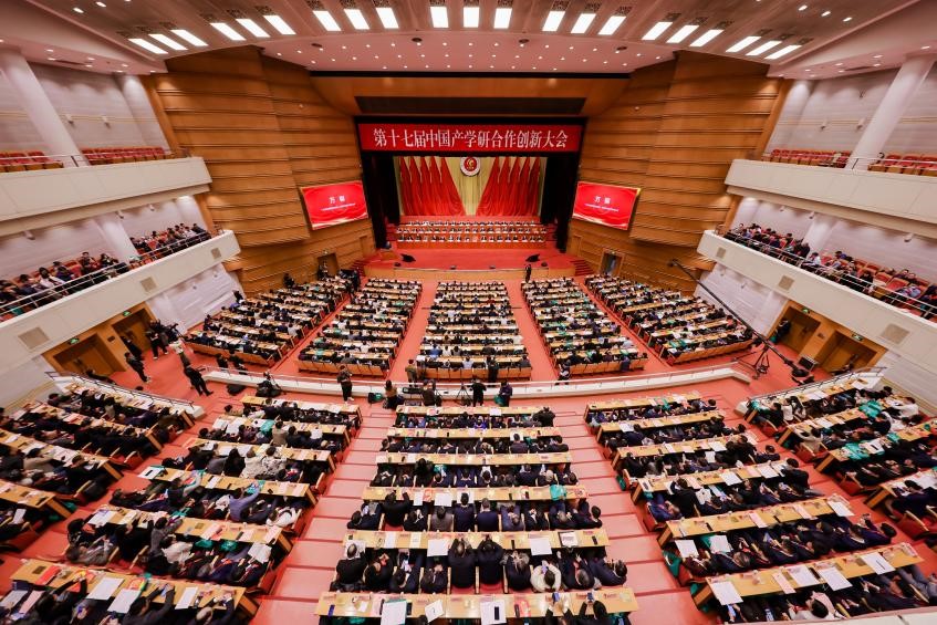 广州海洋局邓义楠荣获2025年中国产学研合作创新人物奖