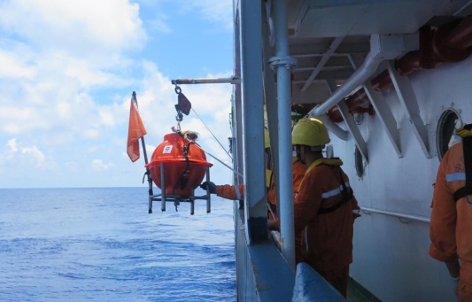 自研超深水6000米级主动源海底地震仪创作业水深新纪录